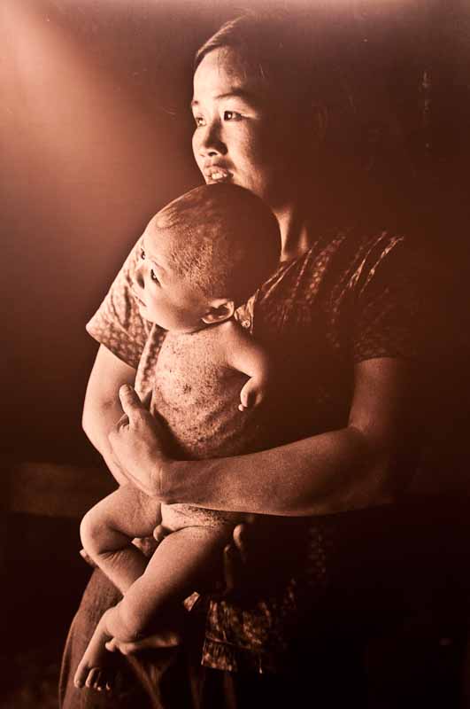 warmuseum-7 A warm portrait of a mother and her baby deformed by agent orange.