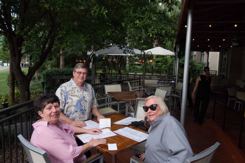 See the crowds filling all the tables? I didn't, either.