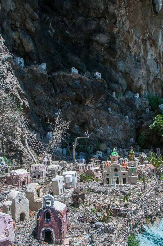 The houses along the cliffs--they really look like this