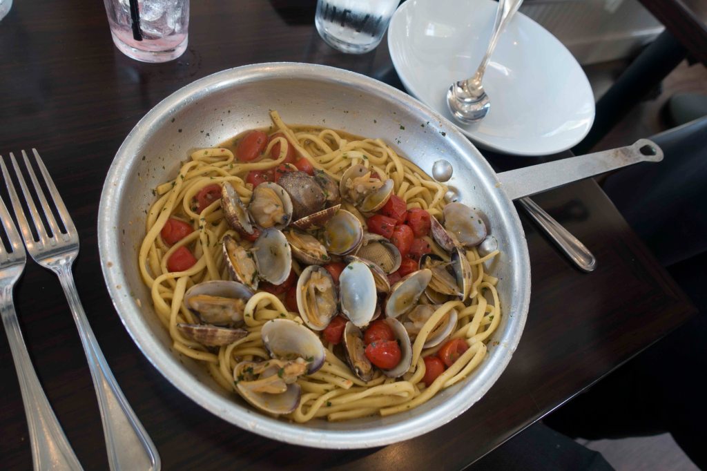 Expert and inventive presentation of Scialtelli, linguine with clams